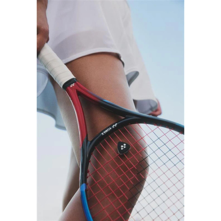 ضربه گیر تنیس یونکس مشکی نصب شده روی راکت Yonex Vibration Dampener
