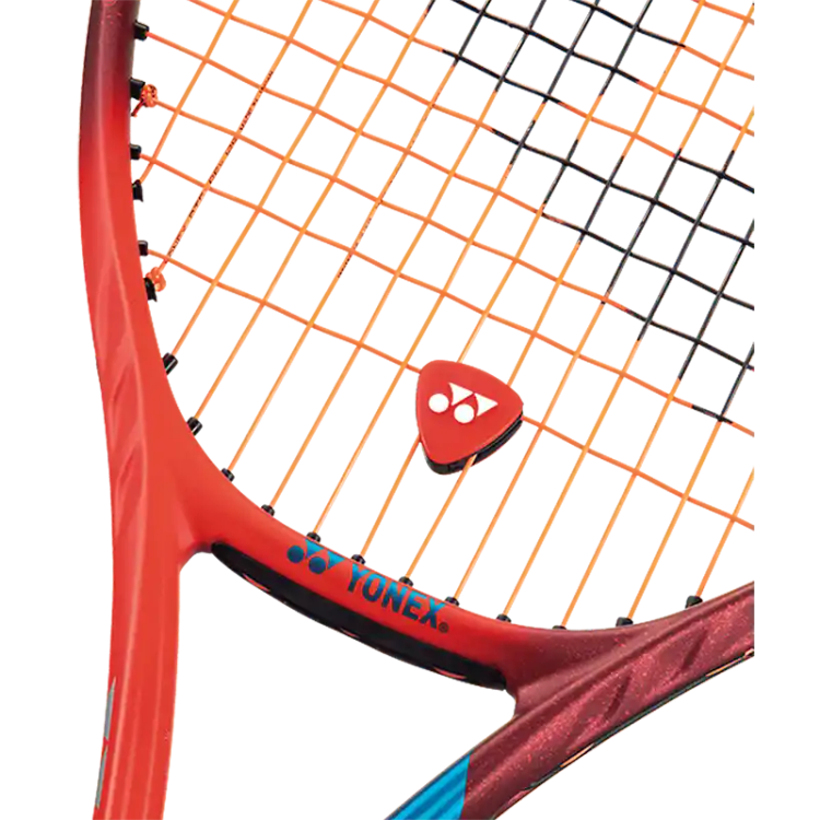 ضربه گیر تنیس یونکس قرمز نصب شده روی راکت Yonex Vibration Dampener
