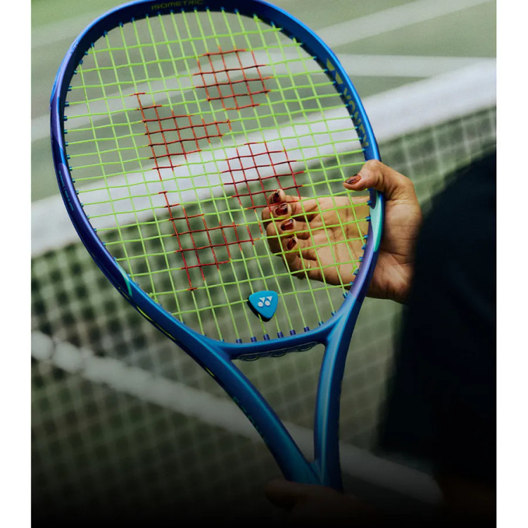 ضربه گیر تنیس یونکس آبی نصب شده روی راکت Yonex Vibration Dampener
