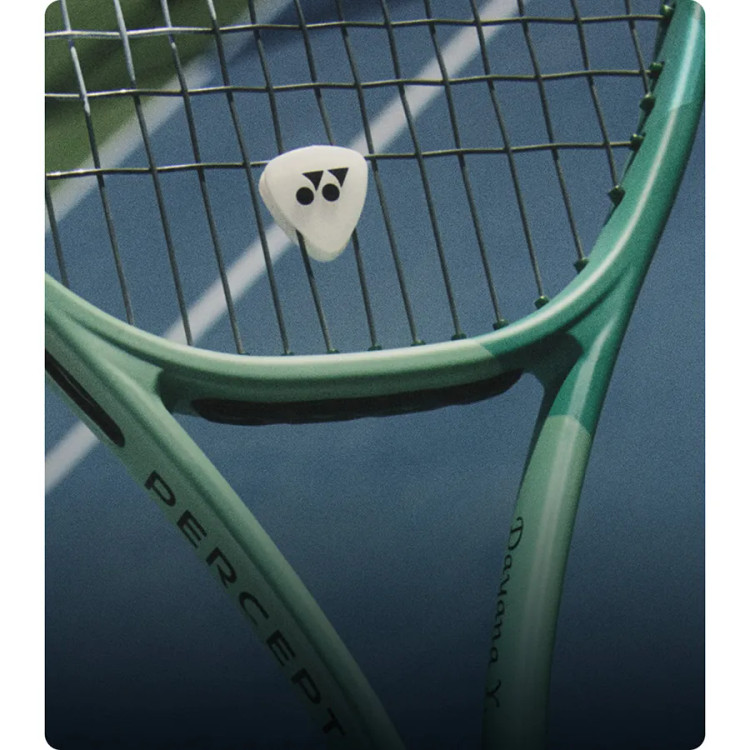 ضربه گیر تنیس یونکس سفید نصب شده روی راکت Yonex Vibration Dampener